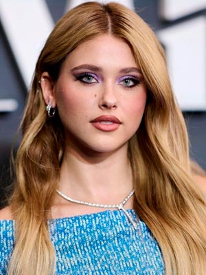 Николь Уоллес в роли Альмы